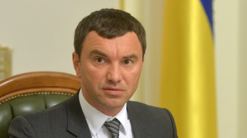 Поставки идут через компанию, частично подконтрольную депутату Андрею Иванчуку - "Карпатнефтехим" (ее акционер Сергей Шуцкий - человек Иванчука)