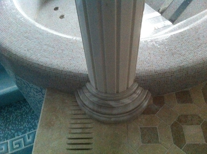 Огромные колоны в античном стиле украшают личный бассейн Порошенко. Красоту с одной стороны дополняет плиточная мозаика от джакузи, а с другой стороны мраморный монумент.